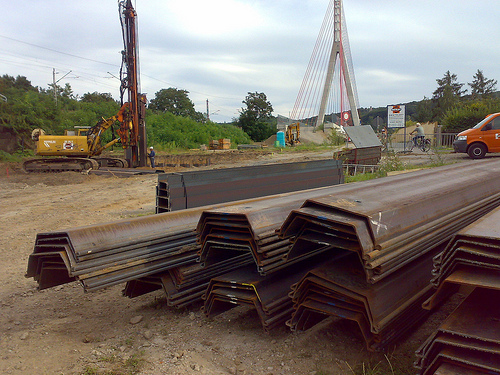 Lieferung von Spundbohlen und Stahlträgern für das Bauvorhaben neue Elbe-Brücke in Coswig